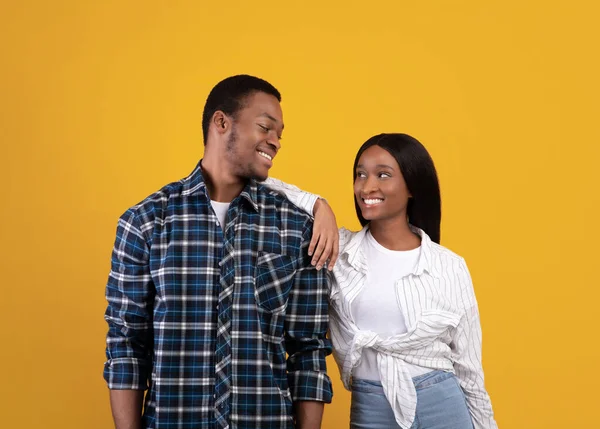 浪漫和面部情绪。年轻快乐的非洲裔美国男人和女人在不经意间互相望着对方的眼睛 — 图库照片