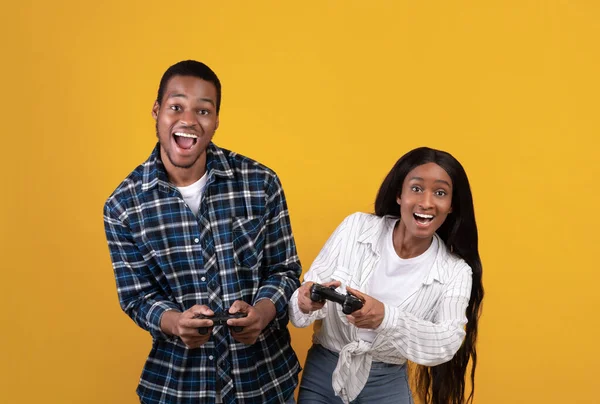 Juegos en línea juntos y entretenimiento en casa — Foto de Stock
