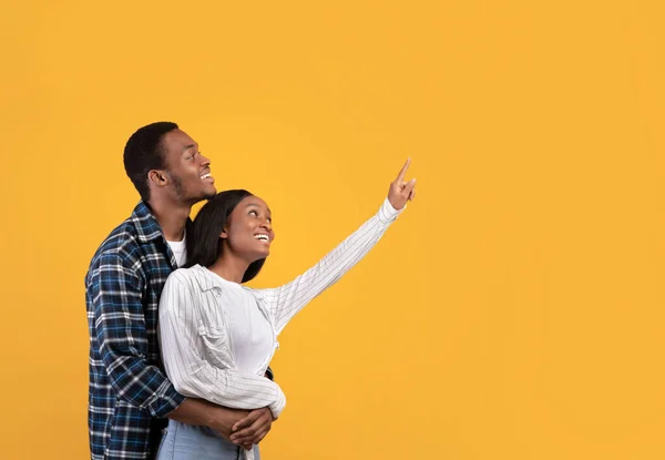 Wow, schau dir das an, es ist cool. Romantische überrascht lächelnde junge afrikanisch-amerikanische Studenten Mann und Frau — Stockfoto