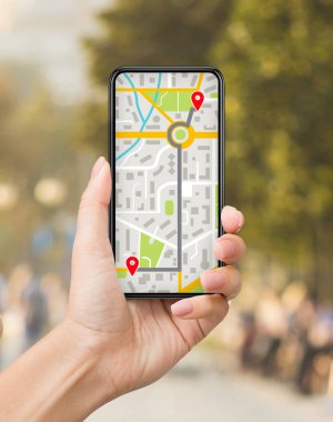Şehirdeki Gezinti İçin Cep Telefonunda Çevrimiçi Haritalar Kullanan Kadın