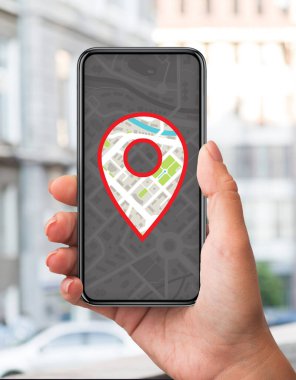 Kadın Eli Ekranında GPS Navigasyon Uygulamasıyla Akıllı Telefon