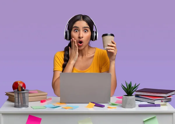 Shocked indian woman looking at camera using laptop — Stock Photo, Image