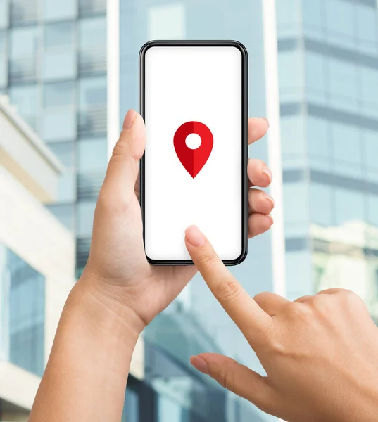 Aplicación de navegación. Hembra irreconocible usando Smartphone con sistema Gps, Collage creativo — Foto de Stock