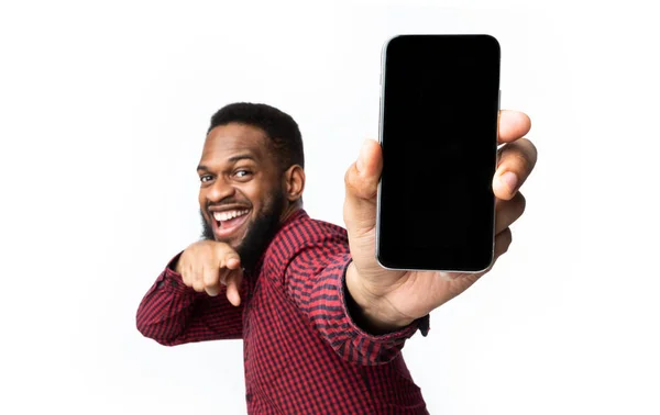 Hombre africano que muestra la aplicación recomendada de la pantalla en blanco del teléfono, fondo blanco — Foto de Stock