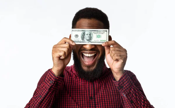 100 달러 지폐, 백지를 들고 있는 행복 한 흑인 남자 — 스톡 사진