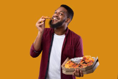 Sarı Stüdyo Arkaplanda Pizza Yiyen Komik Siyah Adam
