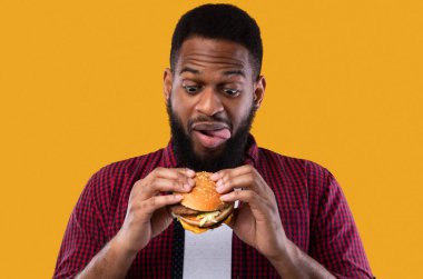 Aç Afrikalı Amerikalı Adam Burger Tutuyor Sarı Arkaplanda Duruyor