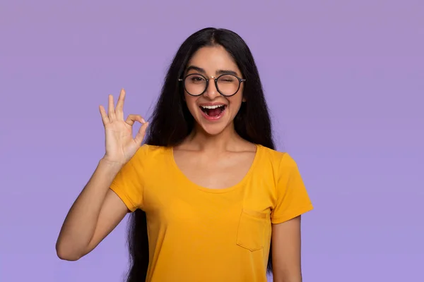 Gelukkig Insian vrouw gebaren ok teken en glimlachen — Stockfoto