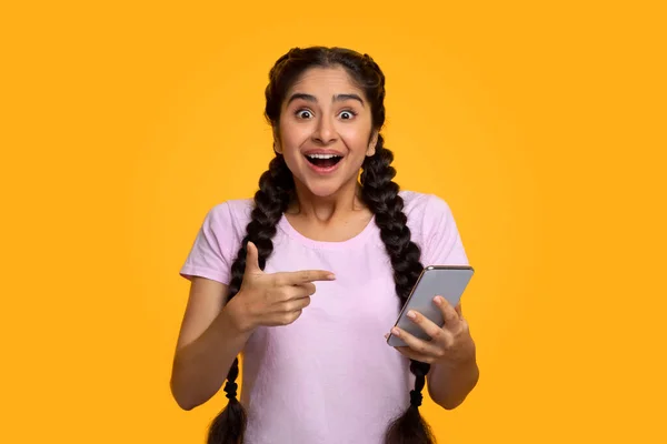 Spannende Indiase vrouw met behulp van mobiele telefoon, het vieren van online te winnen — Stockfoto