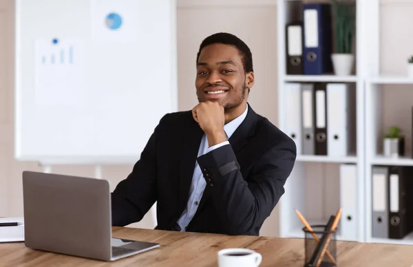 Succesvolle Afrikaanse Amerikaanse zakenman zit in zijn kantoor — Stockfoto