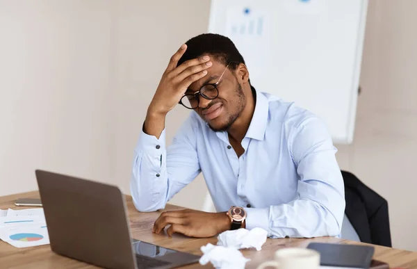 Gerente afroamericano desesperado que sufre de crisis — Foto de Stock