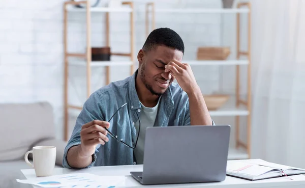 Hombre teniendo ojos fatiga cansado después de trabajar en la computadora en interiores — Foto de Stock