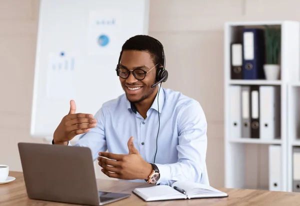 Positieve Afrikaanse man met zakelijke conferentie in het kantoor — Stockfoto