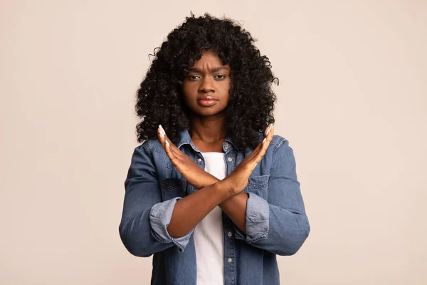 Irritado jovem mulher negra mostrando sinal de parada sobre cinza — Fotografia de Stock