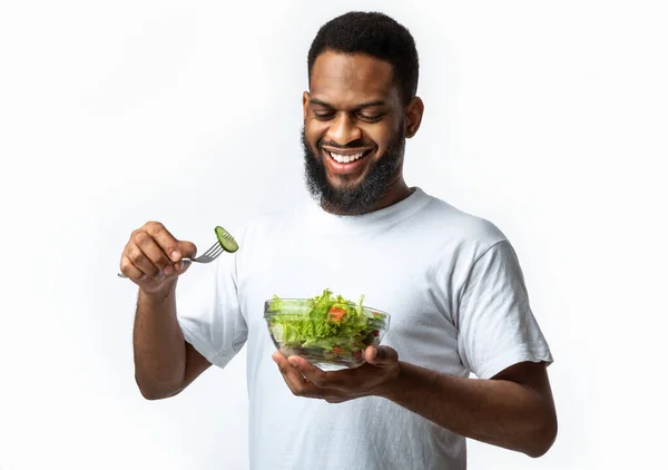 Happy Black Man come salada de legumes frescos sobre fundo branco — Fotografia de Stock