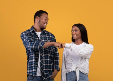 Takım gibi çalışın, bir şeyi kabul edin, gülümseyin ve olumlu olun.