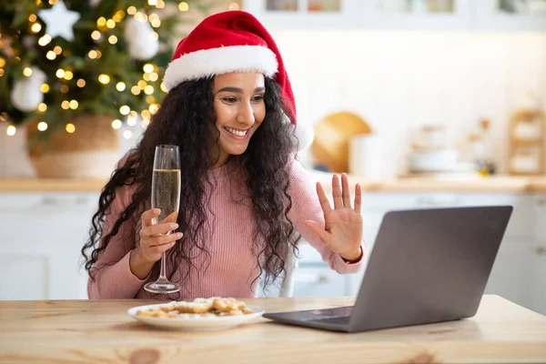 オンラインパーティー。友人とビデオ通話でクリスマスを祝う陽気な若い女性 — ストック写真