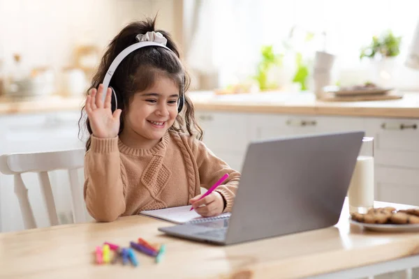 Ensino à Distância. bonito pouco casa estudante menina ter vídeo lição com laptop — Fotografia de Stock