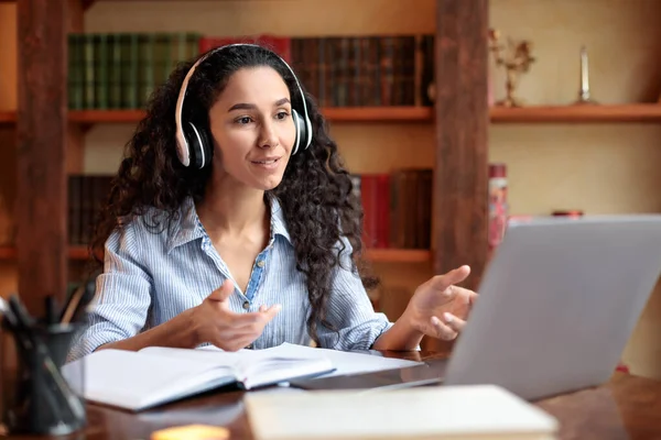 Frau sitzt am Schreibtisch und hat Videoanruf am Computer — Stockfoto