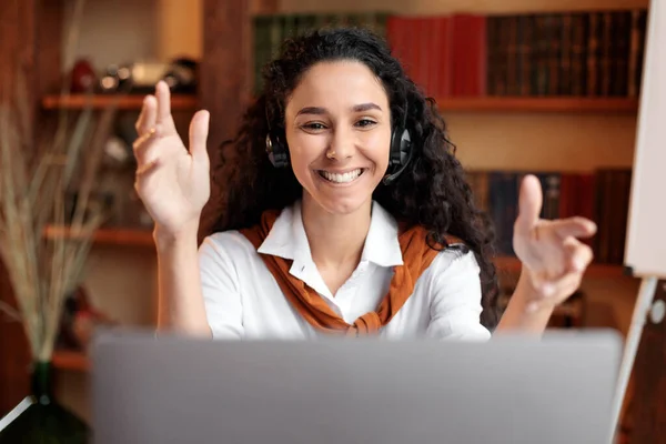 Vrouw aan het bureau, met videogesprek op laptop — Stockfoto