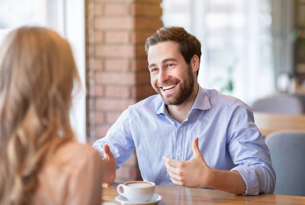 Boldog fiatal srác beszél a barátnőjével, miközben kávézik a kávézóban. Az életmód és a kapcsolatok fogalma — Stock Fotó