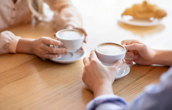 Liebevolles junges Paar bei einem Date im Café, gemeinsam Kaffee trinken, abgeschnittene Hände — Stockfoto