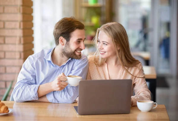 美丽的白人女士和她的男朋友在咖啡店喝咖啡，看爱情电影 — 图库照片