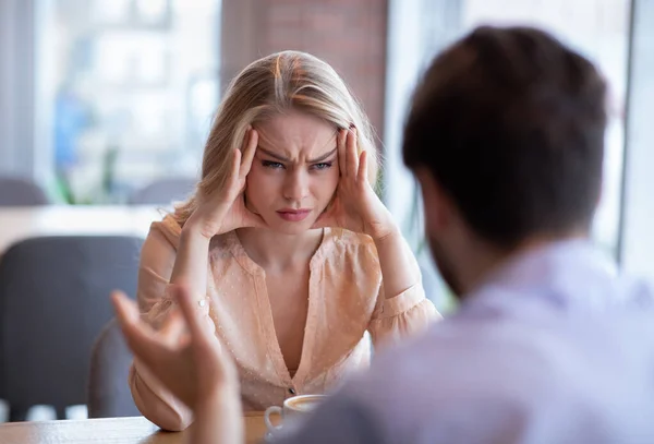 Problemas de relación, divorcio, concepto de separación. Mujer joven infeliz teniendo conflicto con su novio en la cafetería —  Fotos de Stock