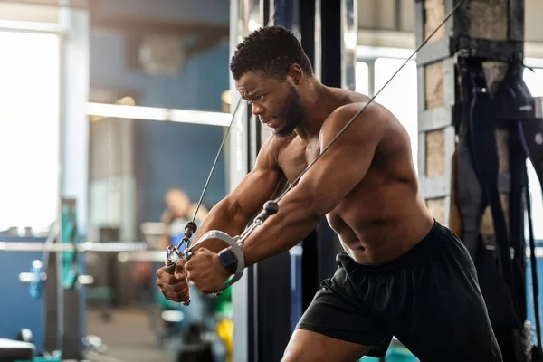 Jeune athlète noir triceps d'entraînement sur bloc exerciseur dans la salle de gym — Photo