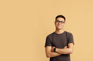 Çözüm ya da reklam hakkında düşünen düşünceli çekici öğrenci ya da blog yazarı