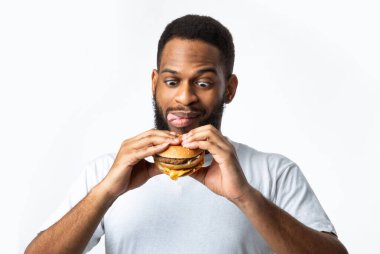 Aç Siyah Adam Lezzetli Burger Tutuyor Beyaz Arkaplanda Duruyor