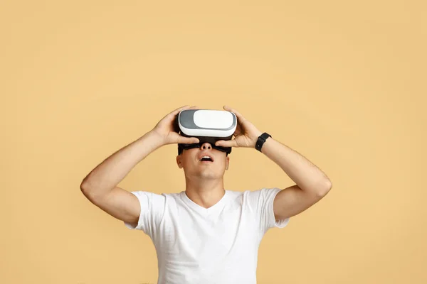 Amazing virtual world and modern technology for study and entertainment — Stock Photo, Image