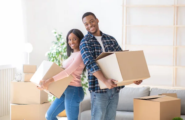 Νέοι μαύροι ιδιοκτήτες σπιτιού με χαρτοκιβώτια αισθάνονται ευτυχισμένοι στο νέο τους σπίτι την ημέρα μετακόμισης, πανόραμα — Φωτογραφία Αρχείου