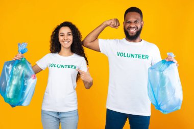 Gönüllü Adam ve Kadın Çöp Torbası Stüdyoda Poz Veriyor