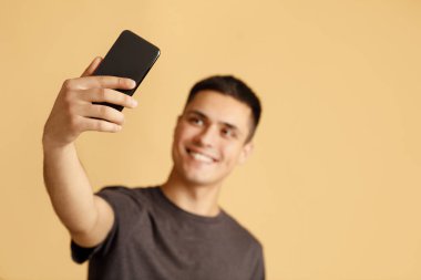 Mutlu blogcu sosyal medya için canlı video veya fotoğraf yapıyor