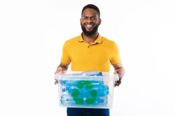 Black Guy Holding Box With Recycle Symbol On White Background — Stock Photo, Image