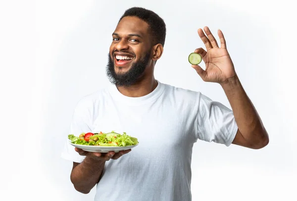 Joyful Black Man Segurando Vegetable Salada Gesturing Ok, fundo branco — Fotografia de Stock