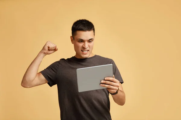 Victory online, gesture of luck and success in game — Stock Photo, Image