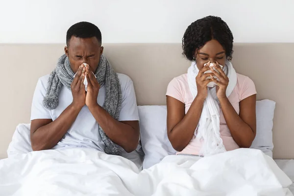 Afrikanischer Mann und Frau erkrankt an Coronavirus — Stockfoto