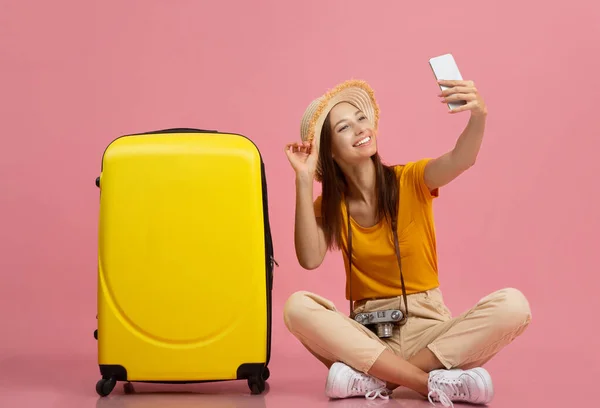 Hübsche junge Frau macht Selfie im Gepäck — Stockfoto