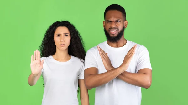 Vrouw en man in verwachting stop met staan op groene achtergrond, panorama — Stockfoto