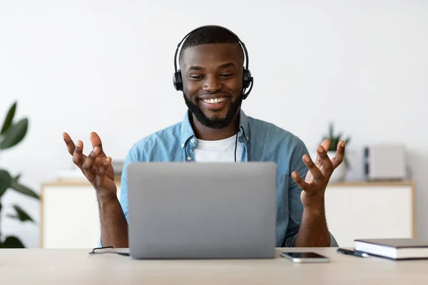 Videollamada. Hombre africano alegre tener reunión en línea con el ordenador portátil en casa — Foto de Stock