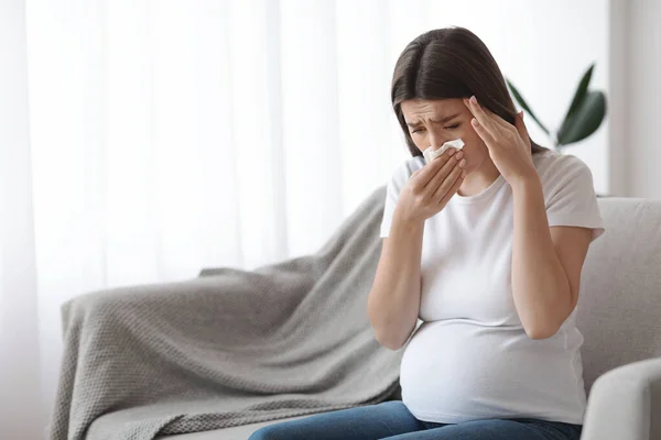 Graviditet Sjukdom. Sjuk ung gravid kvinna mår dåligt hemma — Stockfoto