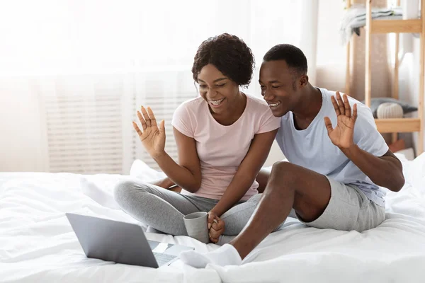 Vrolijk zwart paar met online partij, met behulp van laptop — Stockfoto