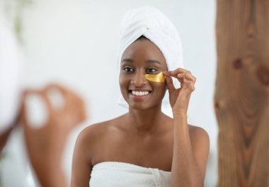 Modern kozmetik ürünleri, evde günlük kaplıca ve yaşlanma karşıtı bakım.