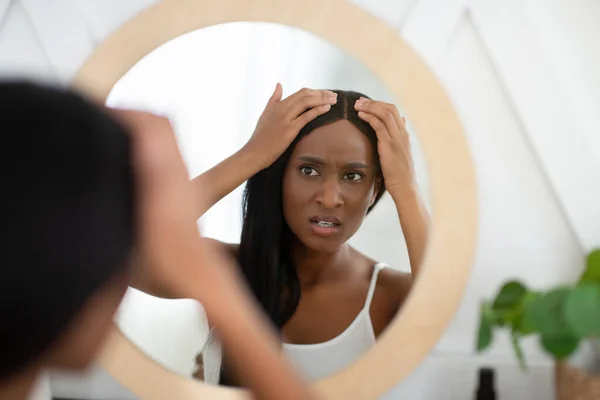 Primi capelli grigi e cambiamenti legati all'età e assistenza domiciliare — Foto Stock