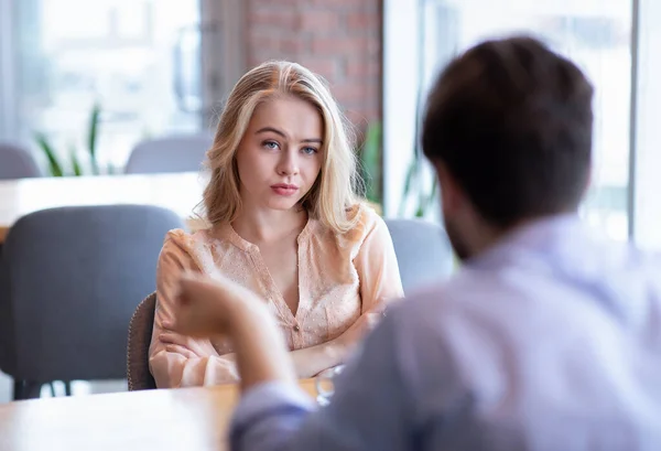 Mala cita. Mujer joven que se siente aburrida durante la cena en el café, infeliz con su novio, desinteresada en la conversación —  Fotos de Stock