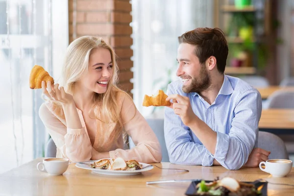 Pareja joven positiva desayunando sano juntos en la cafetería —  Fotos de Stock