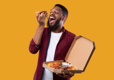 Siyah Adam Pizza Yiyor Elinde Pizzacı Kutusu, Sarı Arkaplan