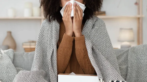 Wanita sakit batuk, bersin, hidung bertiup, menderita demam — Stok Foto